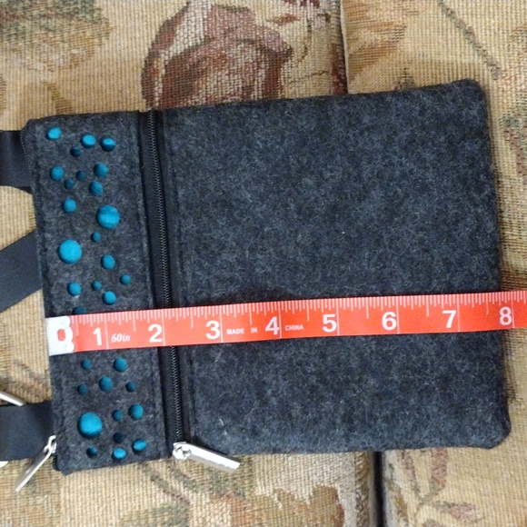 EUC Felt Two Pocket Adjustable Shoulder Crossbody Bag - Picture 6 of 10